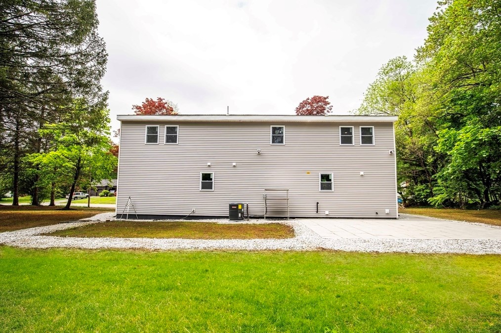 7 Lantern Ln, Chelmsford MA 01824-4566 exterior