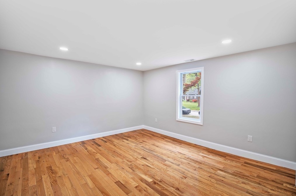 7 Lantern Ln, Chelmsford MA 01824-4566 exterior