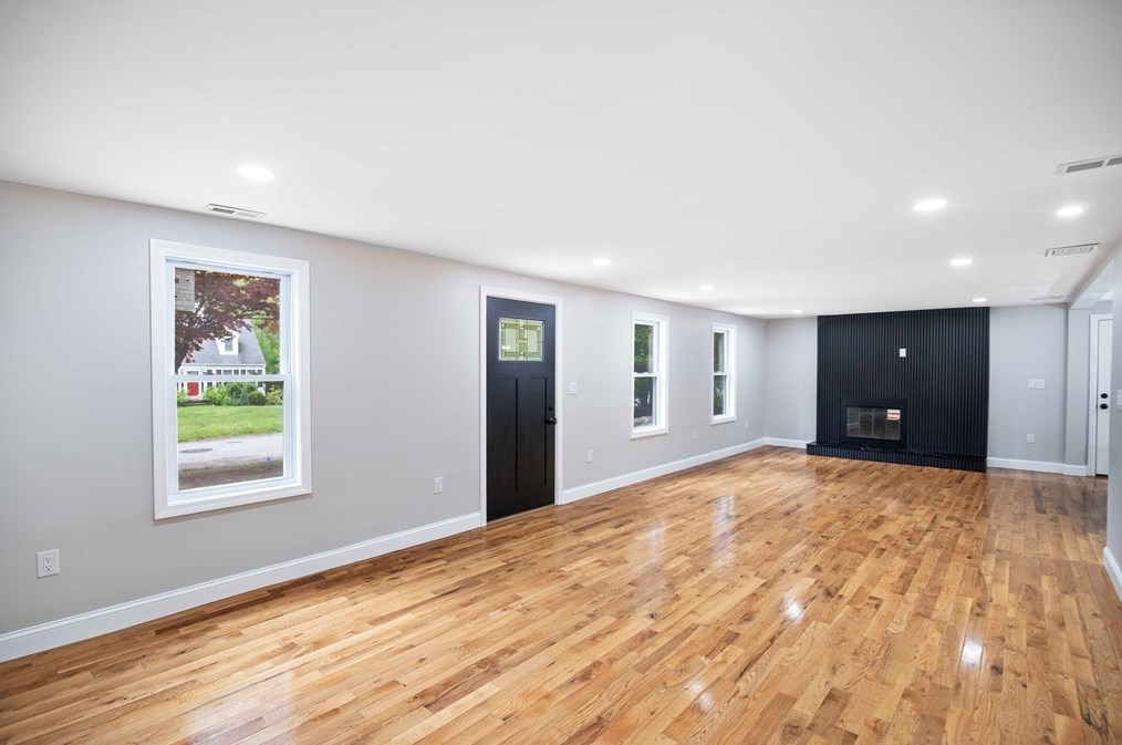 7 Lantern Ln, Chelmsford MA 01824-4566 exterior