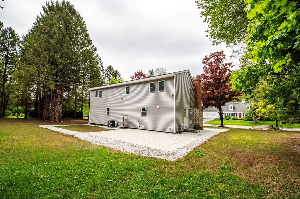 7 Lantern Ln, Chelmsford MA 01824-4566 exterior