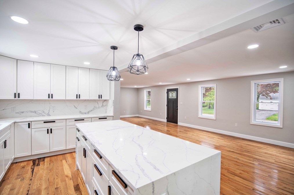 7 Lantern Ln, Chelmsford MA 01824-4566 exterior