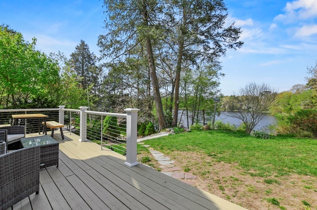 233 Lake Dr, Hamilton MA  01982-1628 exterior