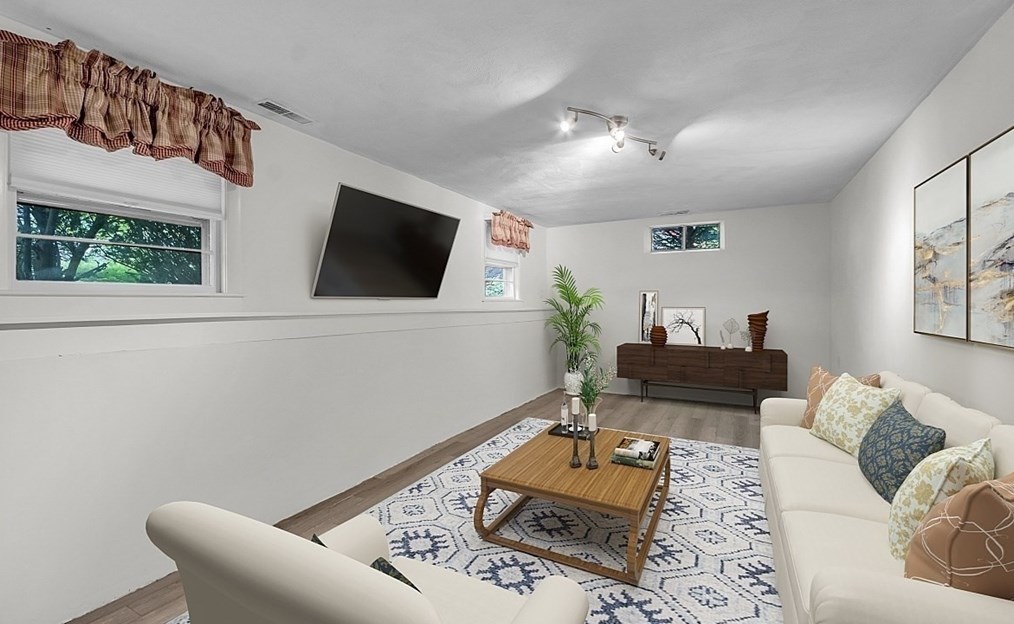 8 Joval Ct, Franklin MA 02038-2704 exterior