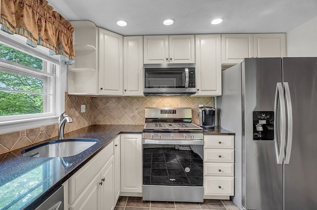 8 Joval Ct, Franklin MA 02038-2704 exterior