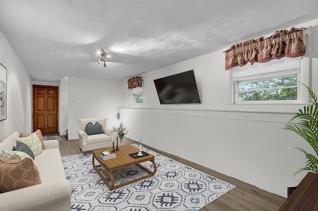 8 Joval Ct, Franklin MA 02038-2704 exterior