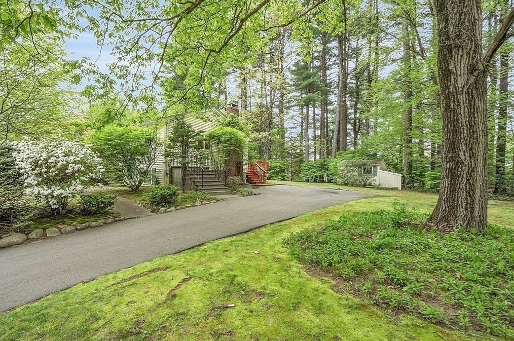 8 Joval Ct, Franklin MA 02038-2704 exterior