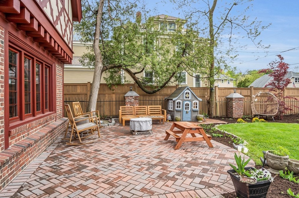 27 Kimball Ave, Ipswich MA 01938-1206 exterior