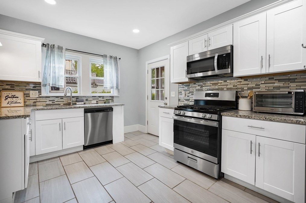 196 Nonotuck Ave, Chicopee MA 01013-2539 exterior