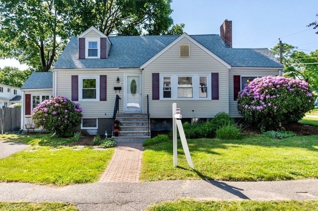 19 Aberdeen Ave, Waltham MA 02453-6885 exterior