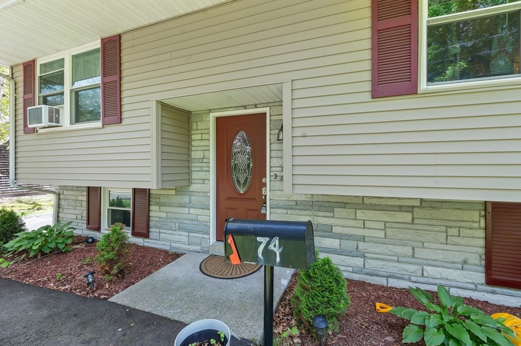 74 Briggs St, Taunton MA 02780-4806 exterior