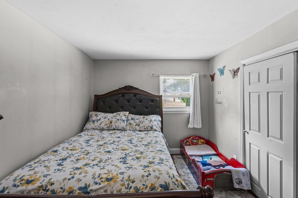 74 Briggs St, Taunton MA 02780-4806 exterior