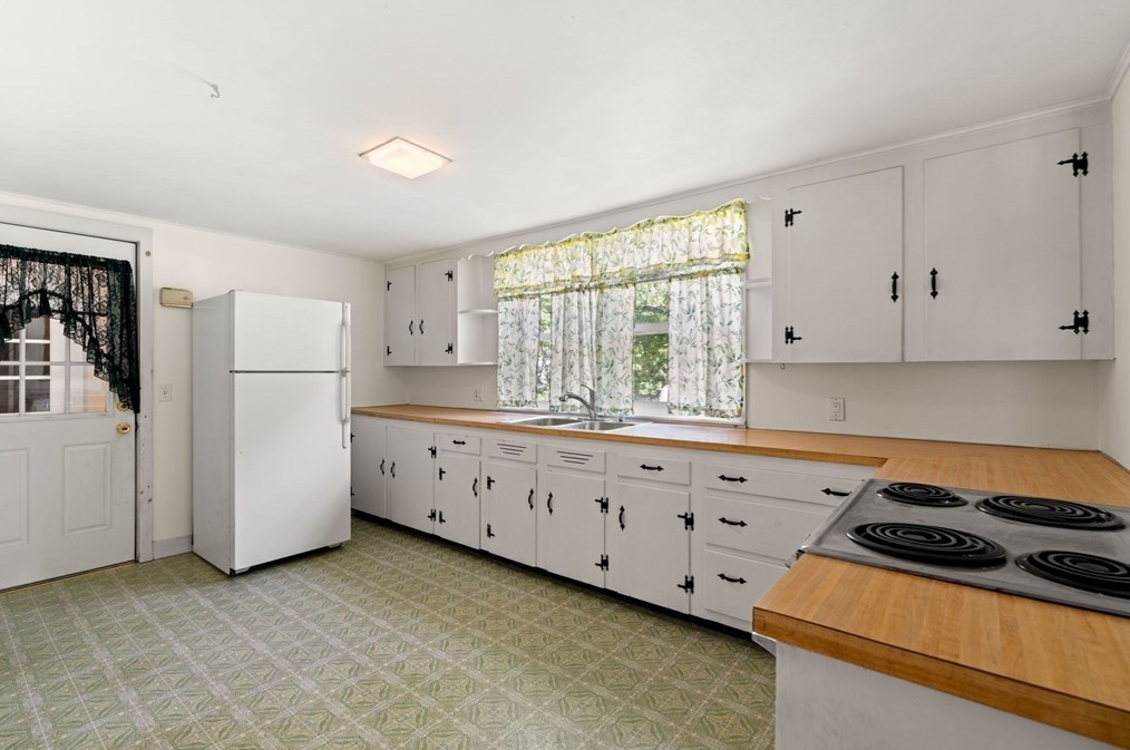 52 Middle Rd, Merrimac MA 01860-2414 exterior