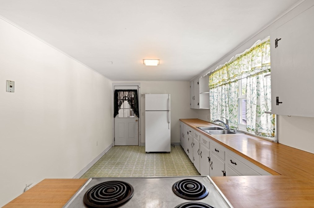 52 Middle Rd, Merrimac MA 01860-2414 exterior