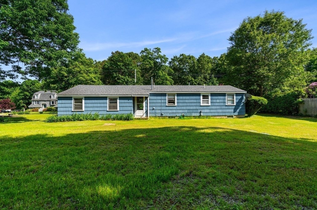 52 Middle Rd, Merrimac MA 01860-2414 exterior