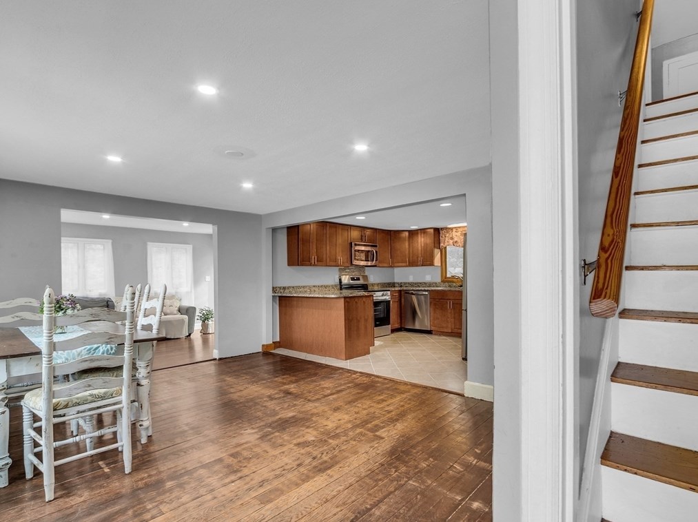 25 Maplewood Ave, Tyngsborough MA 01879-1611 exterior