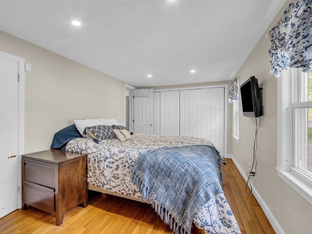 25 Maplewood Ave, Tyngsborough MA 01879-1611 exterior