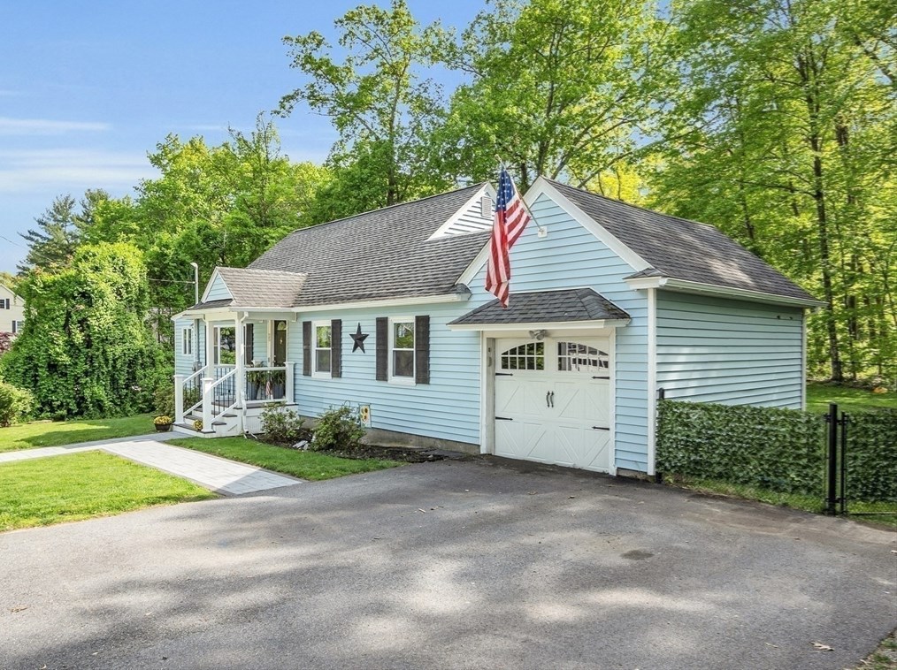 25 Maplewood Ave, Tyngsborough MA 01879-1611 exterior