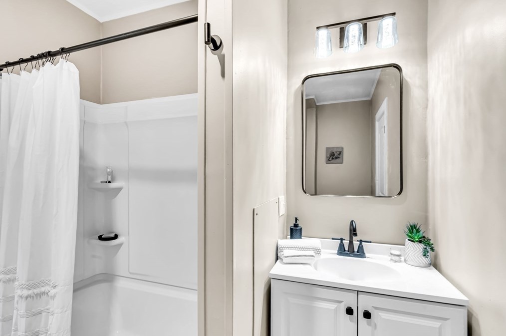 59 Pne St, Holyoke MA 01040-3934 exterior