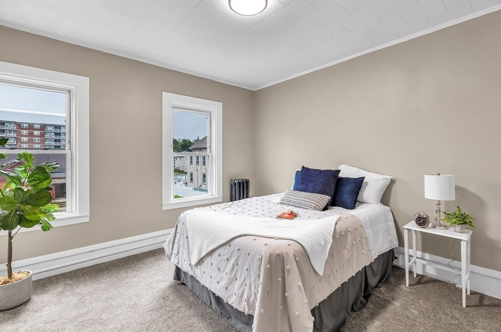 59 Pne St, Holyoke MA 01040-3934 exterior