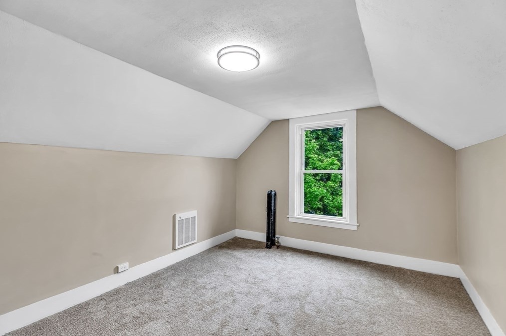 59 Pne St, Holyoke MA 01040-3934 exterior