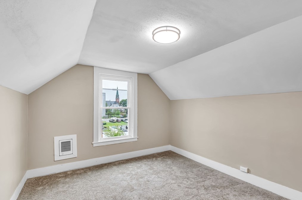 59 Pne St, Holyoke MA 01040-3934 exterior