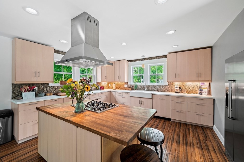 62 Cornet Stetson Rd, Scituate MA 02066-4452 exterior