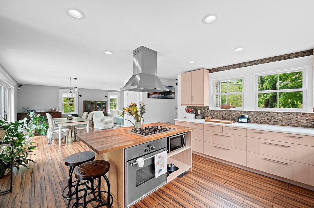 62 Cornet Stetson Rd, Scituate MA 02066-4452 exterior