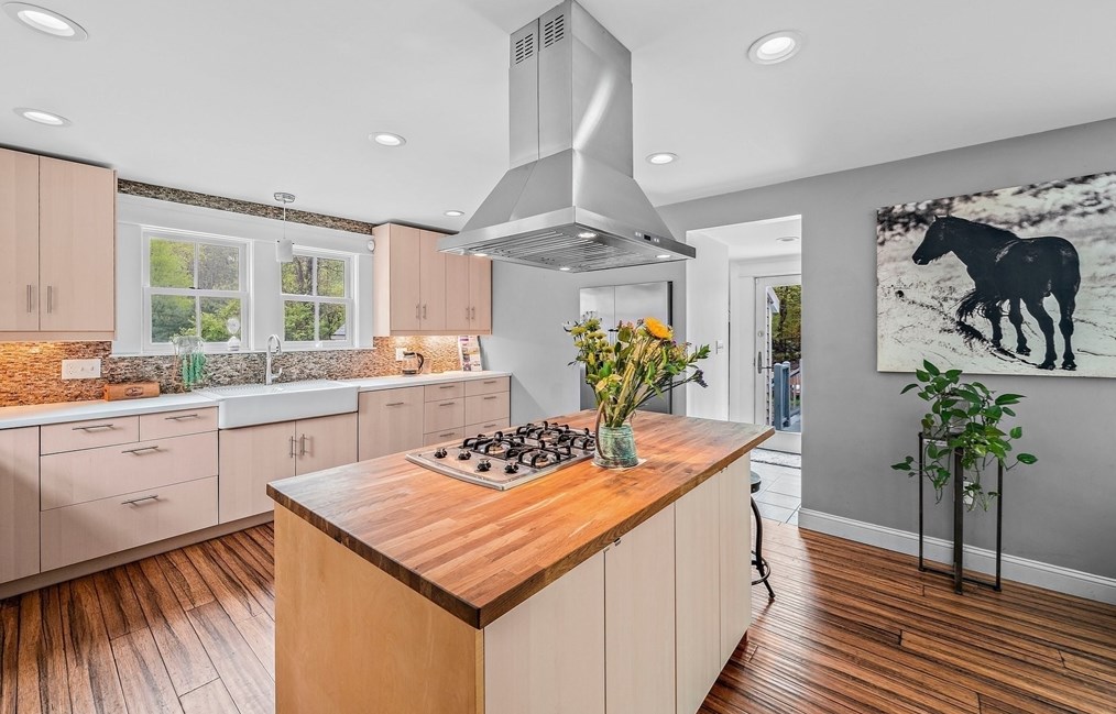 62 Cornet Stetson Rd, Scituate MA 02066-4452 exterior