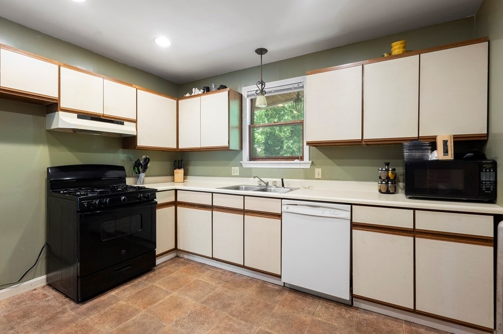 314 Springfield St, Chicopee MA 01013-2834 exterior