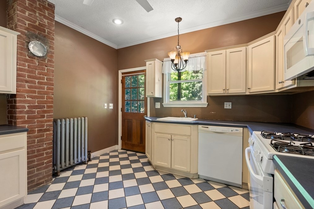 314 Springfield St, Chicopee MA 01013-2834 exterior