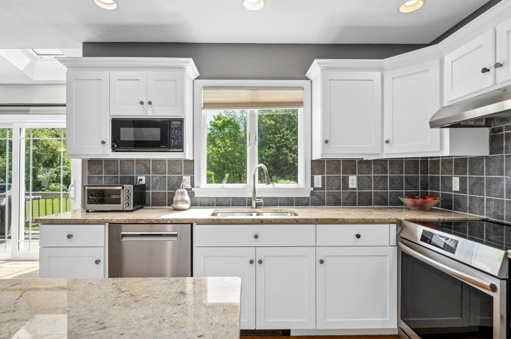 132 Pleasant St, Northborough MA 01532-1736 exterior