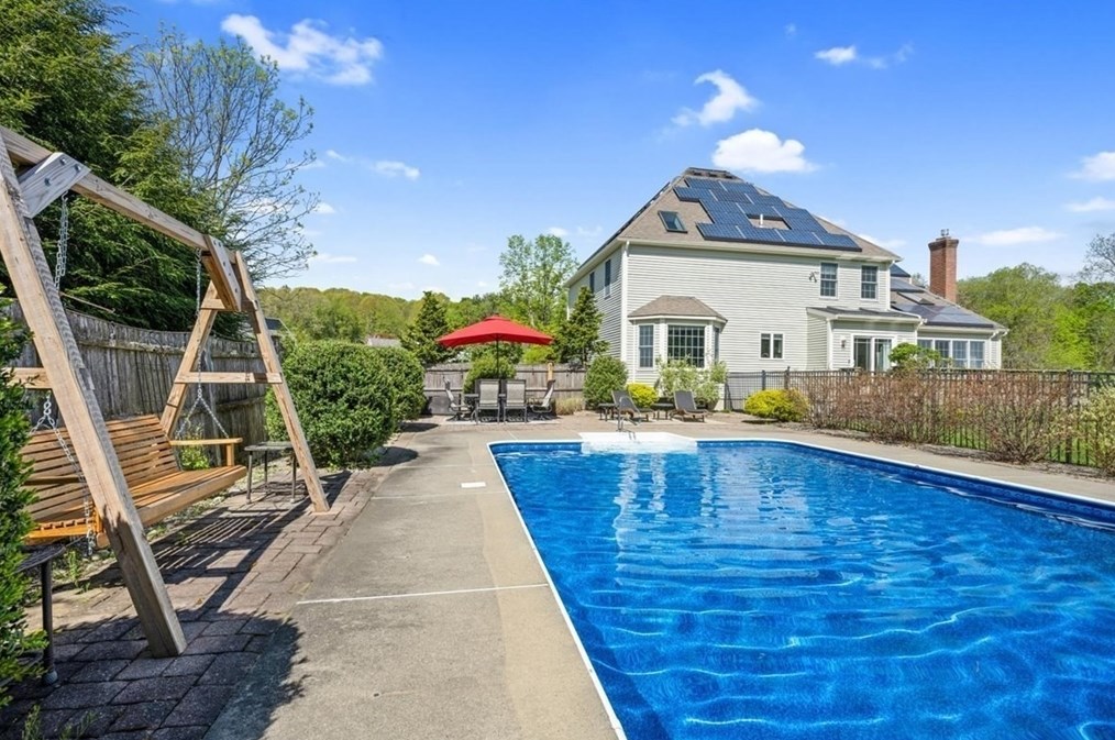 132 Pleasant St, Northborough MA 01532-1736 exterior