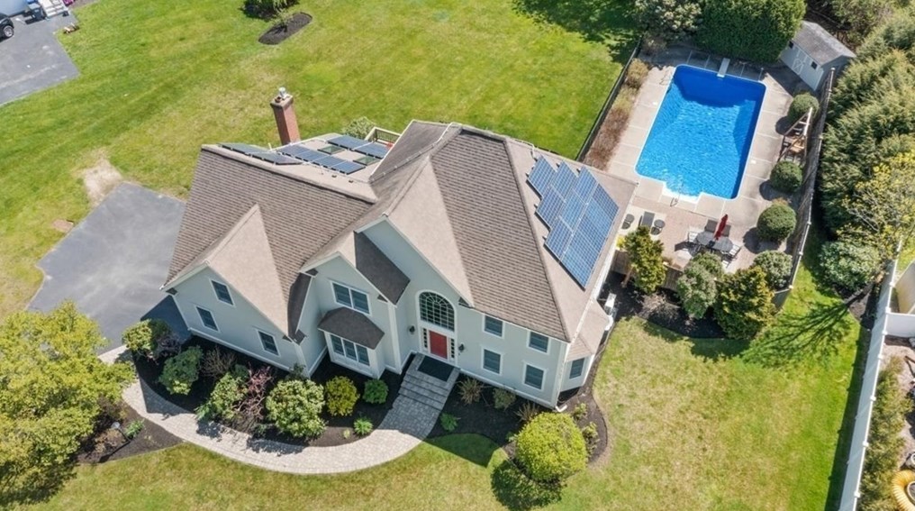 132 Pleasant St, Northborough MA 01532-1736 exterior