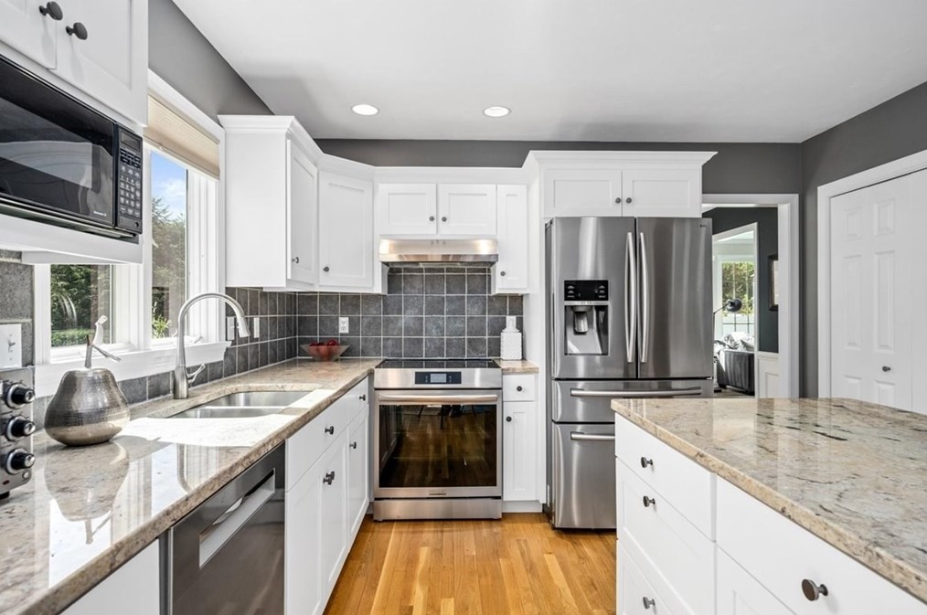 132 Pleasant St, Northborough MA 01532-1736 exterior