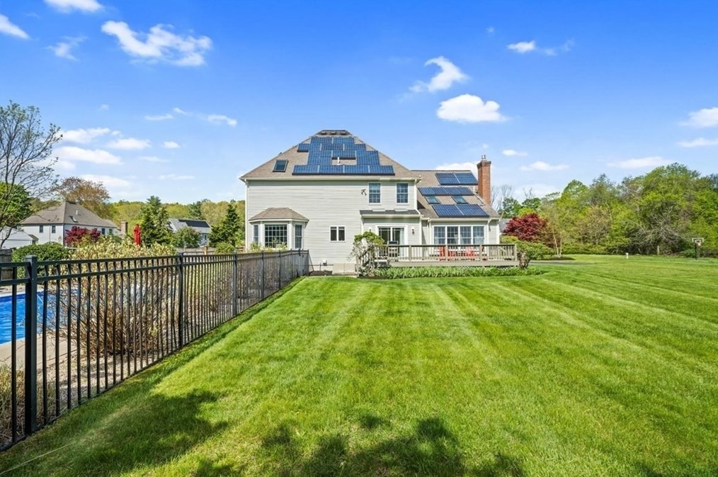 132 Pleasant St, Northborough MA 01532-1736 exterior