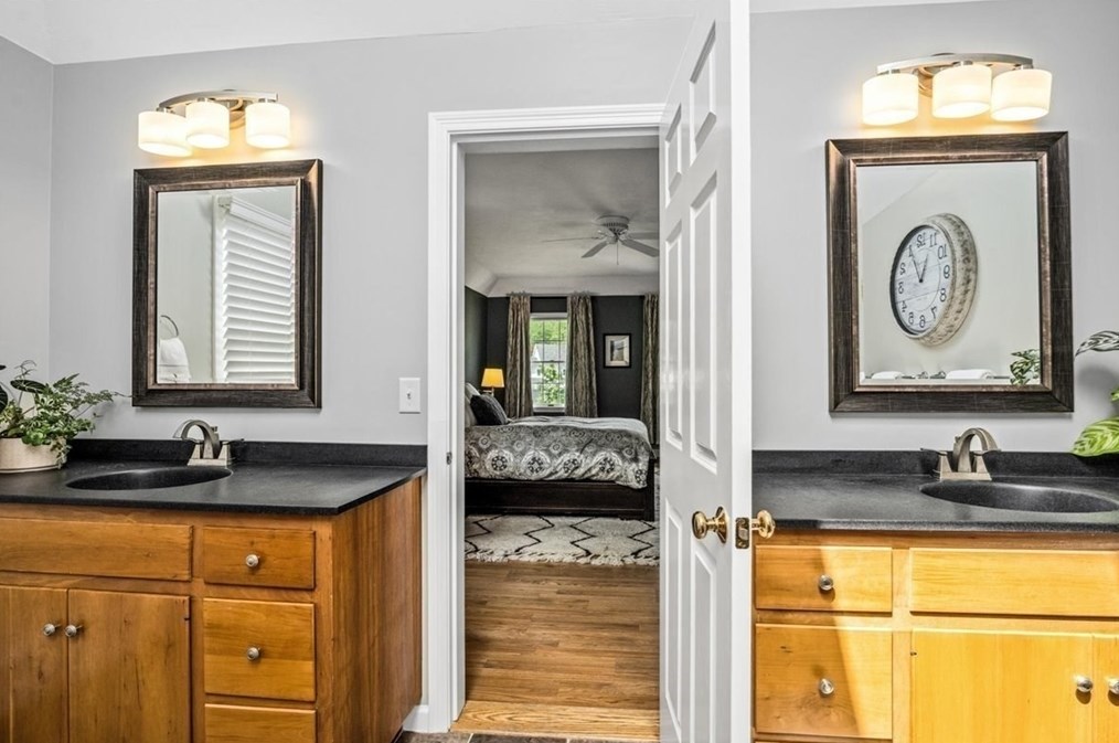 132 Pleasant St, Northborough MA 01532-1736 exterior