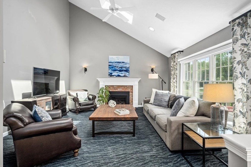 132 Pleasant St, Northborough MA 01532-1736 exterior