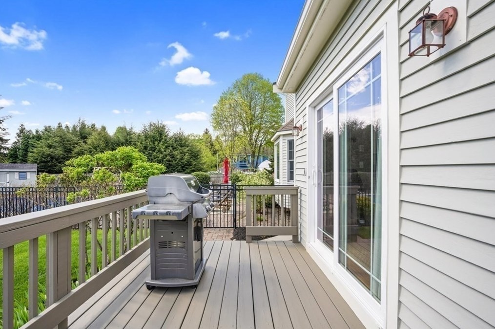 132 Pleasant St, Northborough MA 01532-1736 exterior