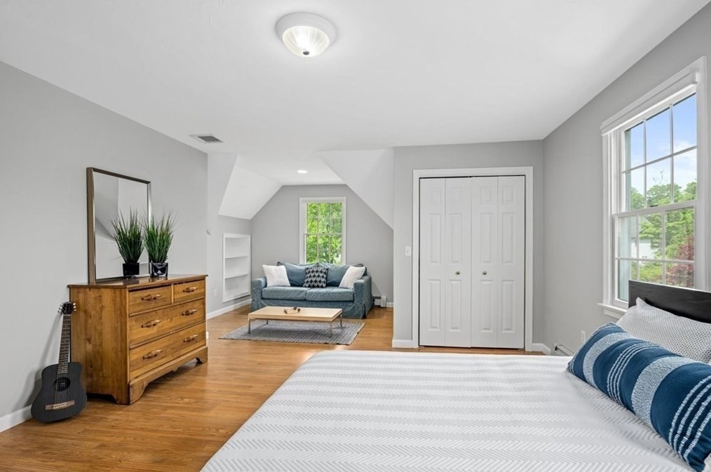 132 Pleasant St, Northborough MA 01532-1736 exterior