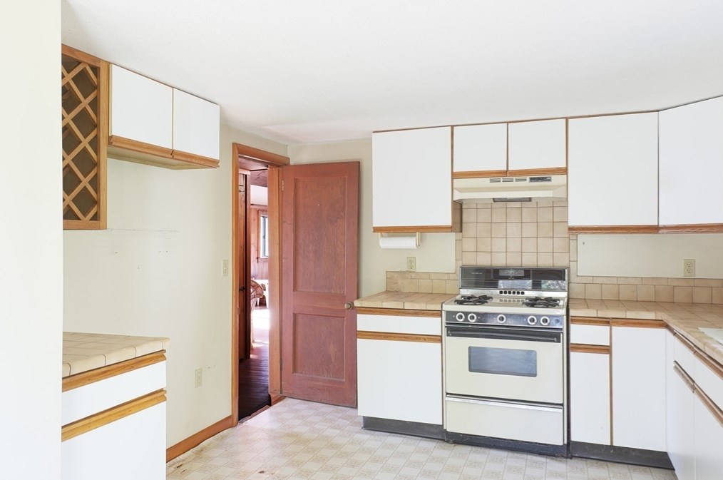 827 Shr Rd, Bourne MA 02559-1703 exterior