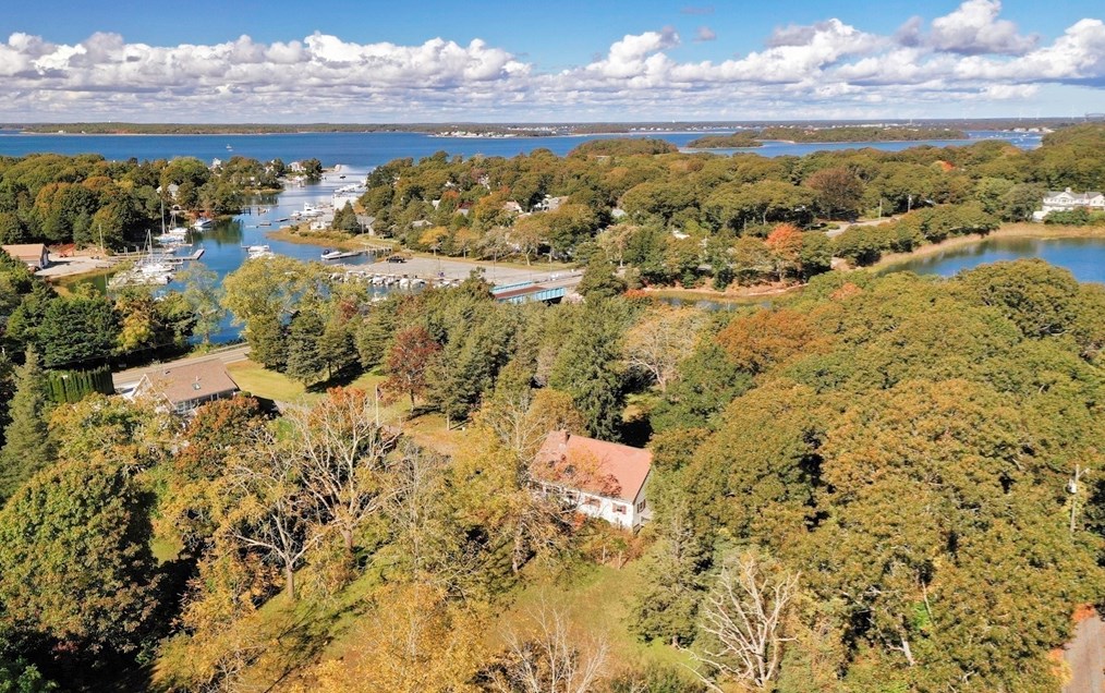 827 Shr Rd, Bourne MA 02559-1703 exterior