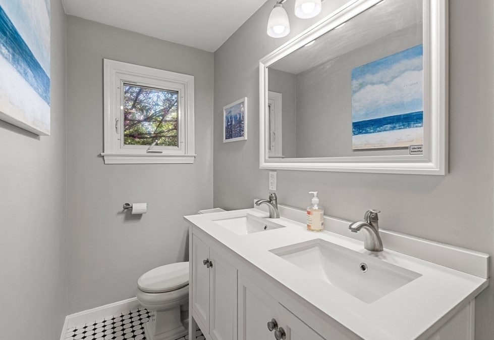 45 Evans Rd, Marblehead MA 01945-2447 exterior