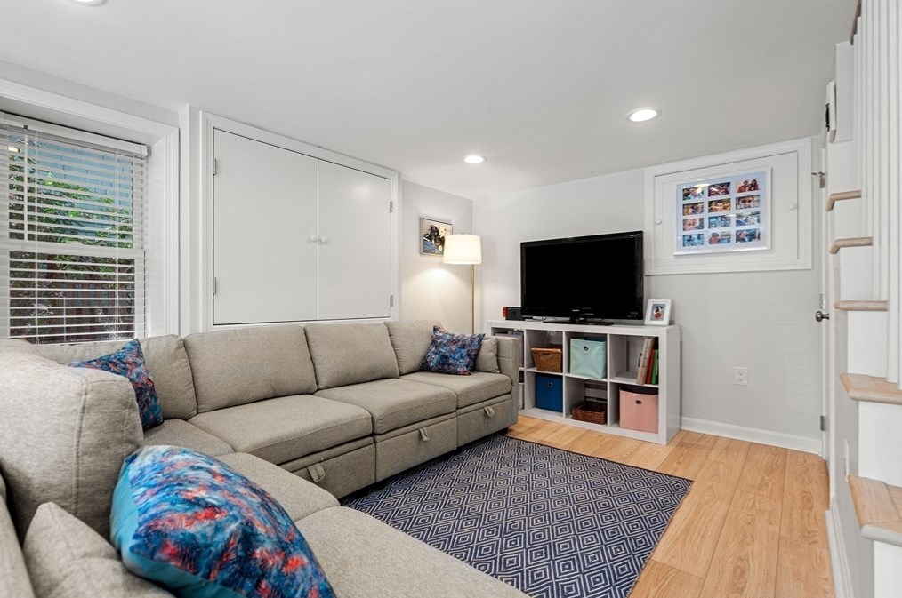 45 Evans Rd, Marblehead MA 01945-2447 exterior