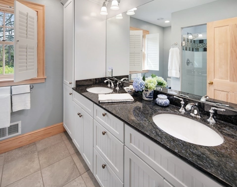 5 Llewellyn Way, Marthas Vineyard MA 02539-7135 exterior