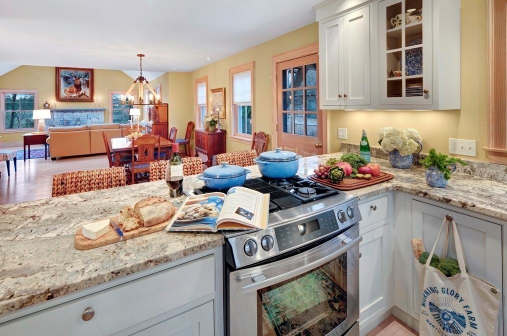 5 Llewellyn Way, Marthas Vineyard MA 02539-7135 exterior