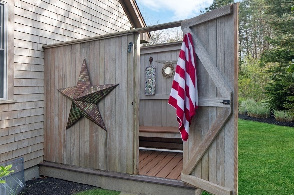 5 Llewellyn Way, Marthas Vineyard MA 02539-7135 exterior