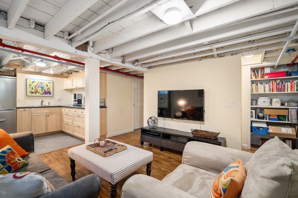 17 Charlotte Rd, Newton MA 02459-1707 exterior