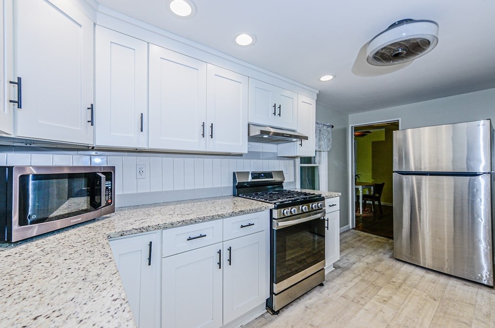 9 Rahway Rd, Burlington MA 01803-2040 exterior