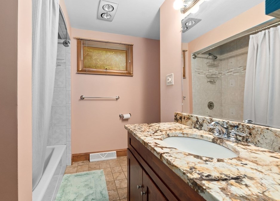 133 Lk St, Peabody MA 01960-3604 exterior