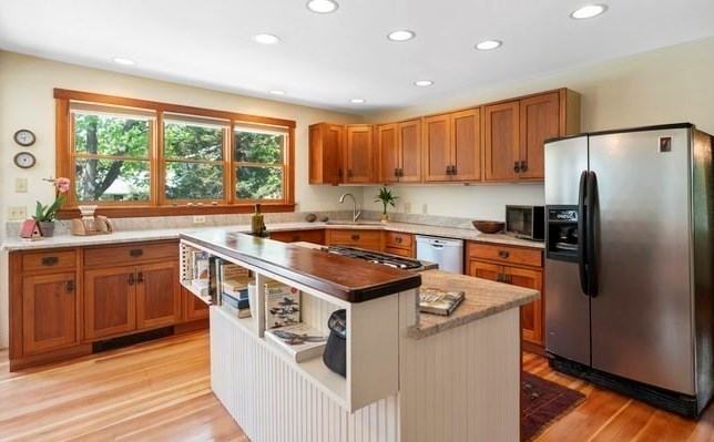 35 Chapel St, Duxbury MA 02332-3822 exterior